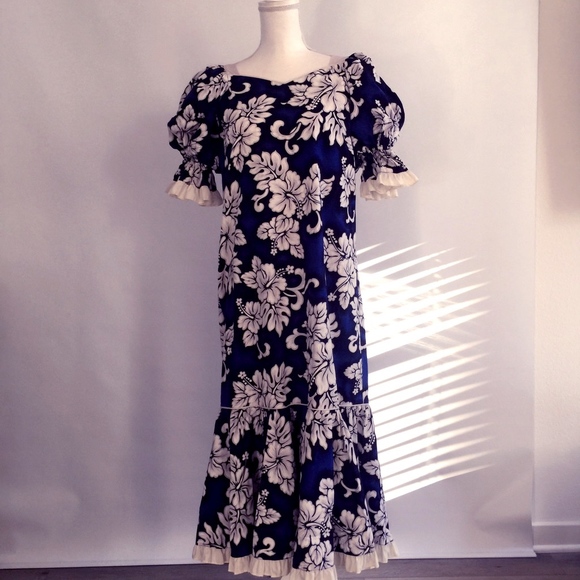 Dresses & Skirts - EUC Vintage Hawaiian royal creations floral dress